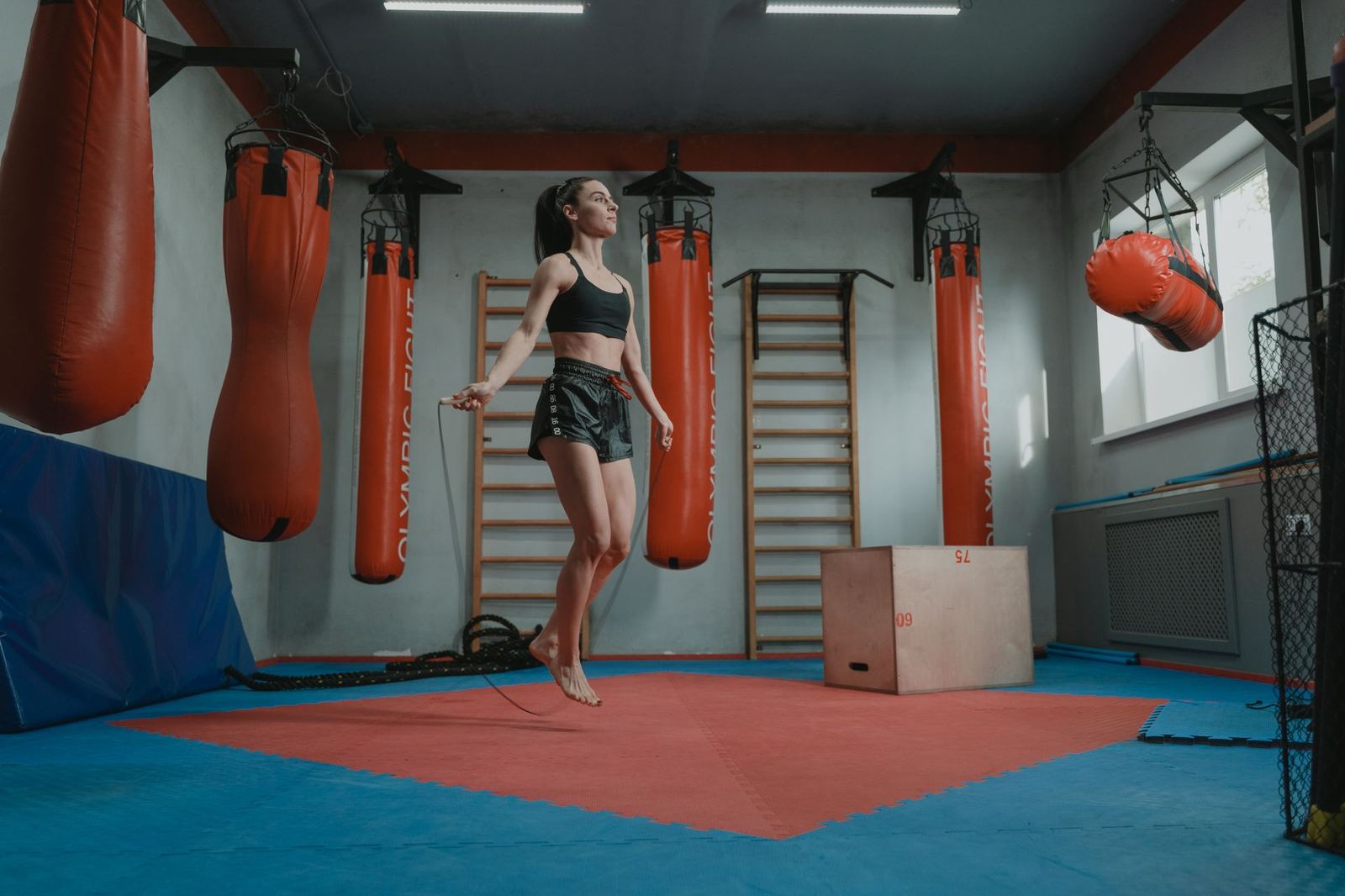 Dövüş Sporlarında Sakatlıkları Önleme: Isınma, Ekipman ve Dinlenme
